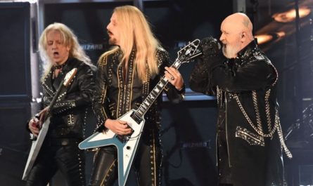 Judas Priest вместе с гитаристом K.K. Downing и барабанщиком Les Binks на церемонии введения в Зал славы рок-н-ролла