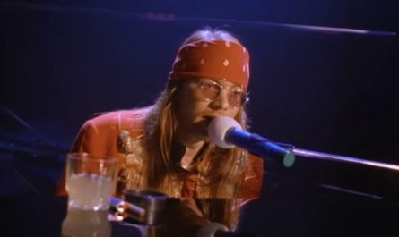 Клип группы Guns N ' Roses на песню "November Rain" набрал 2 миллиарда просмотров на YouTube