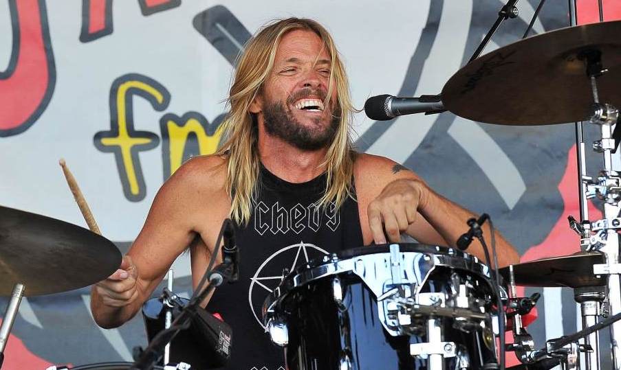 100 барабанщиков исполнили песню "My Hero" группы Foo Fighters в память о Тейлоре Хокинсе