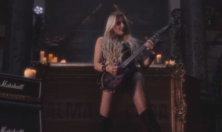 Популярная британская гитаристка Sophie Lloyd представила "жуткую шред-версию" песни METALLICA "Enter Sandman"