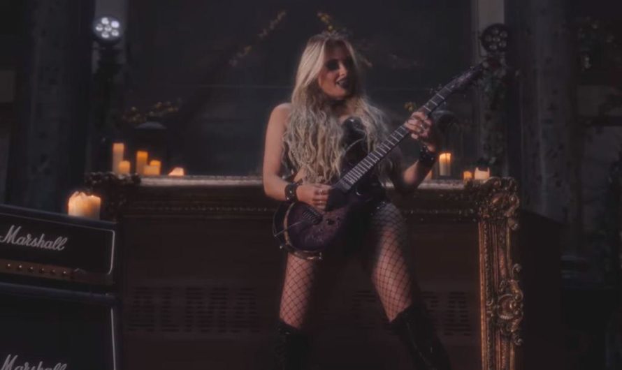 Популярная британская гитаристка Sophie Lloyd представила “жуткую шред-версию” песни METALLICA “Enter Sandman”